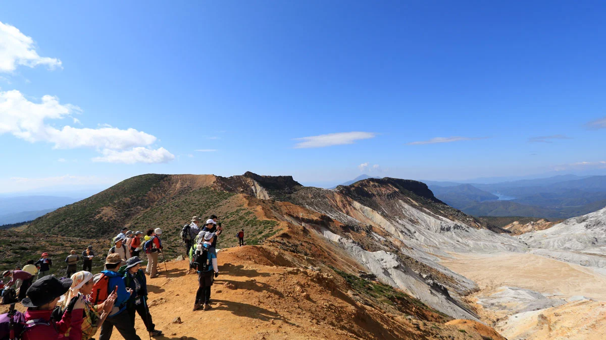 噴火口を撮影する登山者