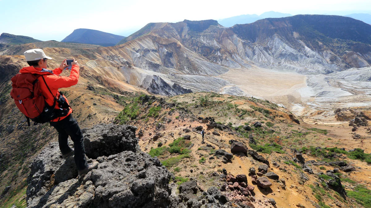 鉄山先端の岩場から見た沼ノ平噴火口