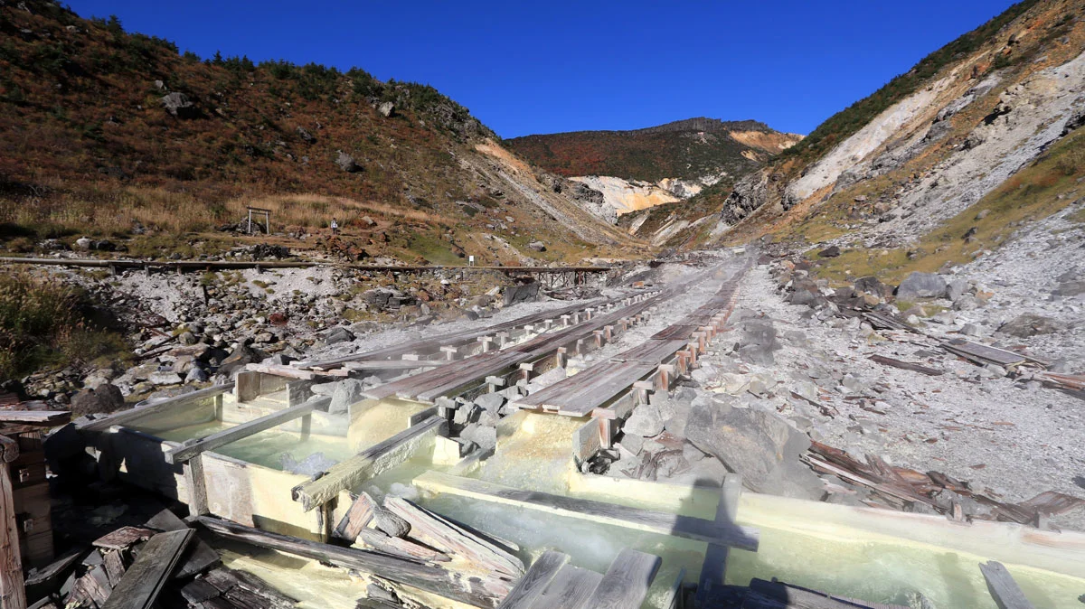 源泉地内を流れる温泉