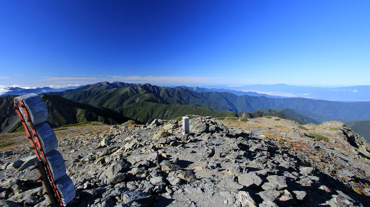 間ノ岳山頂から南西方面