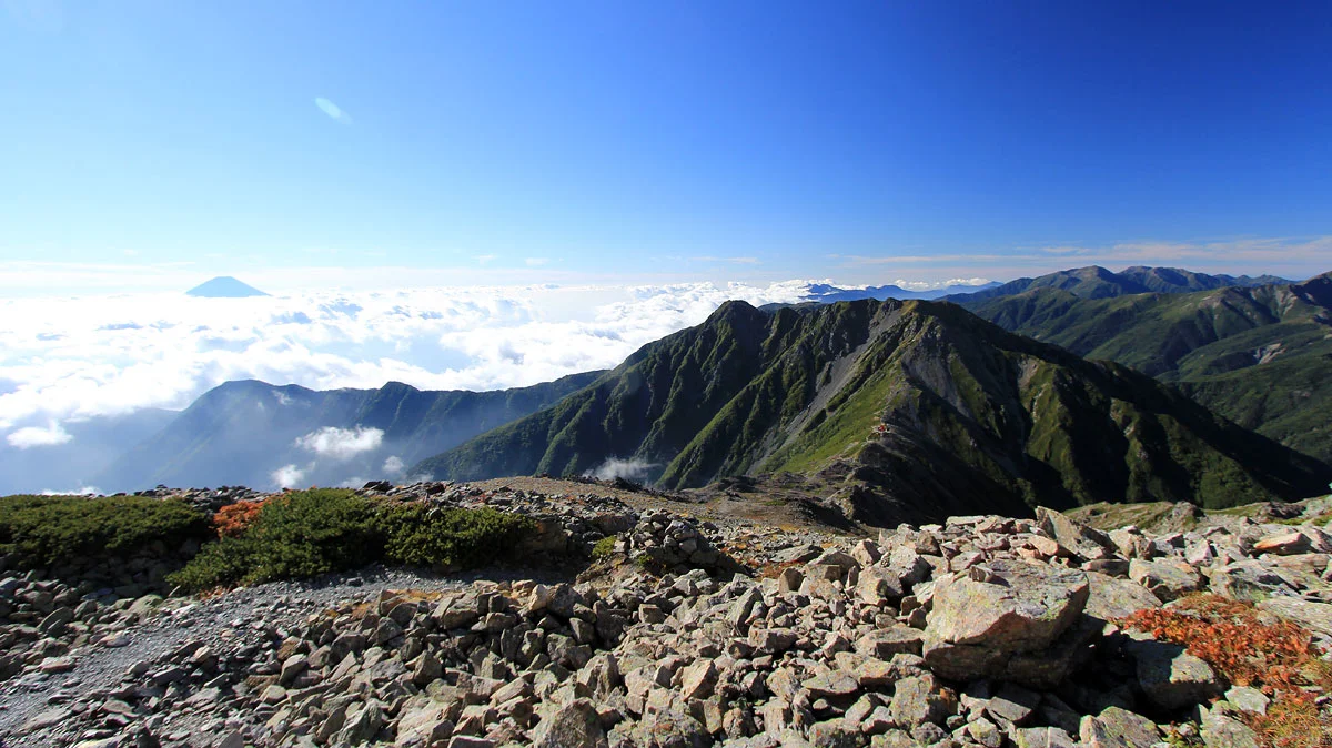遠くに農鳥小屋と農鳥岳
