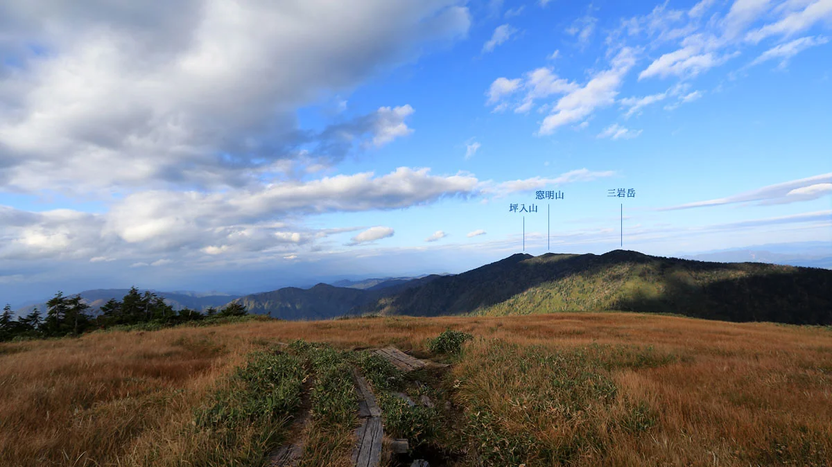 右奥に三岩山、窓明山、坪入山