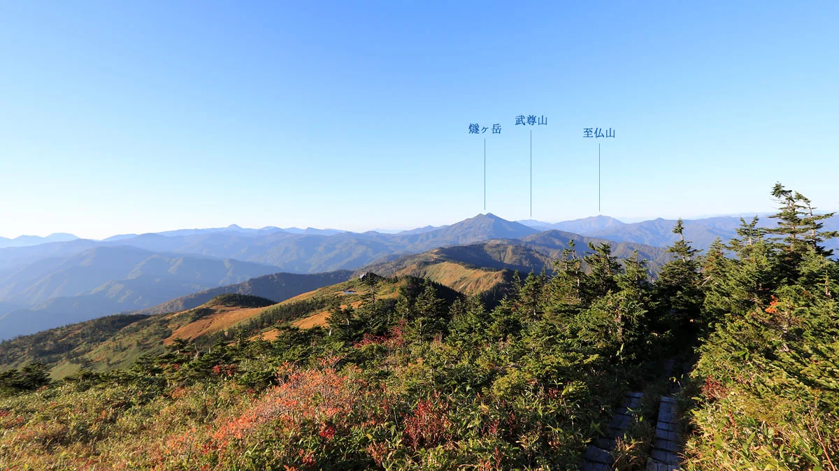 会津駒ヶ岳山頂から南側に少し移動した場所からの展望