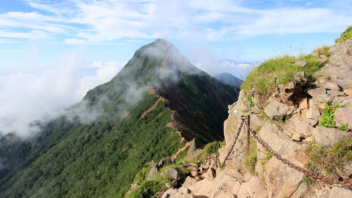 切り立った稜線の岩場