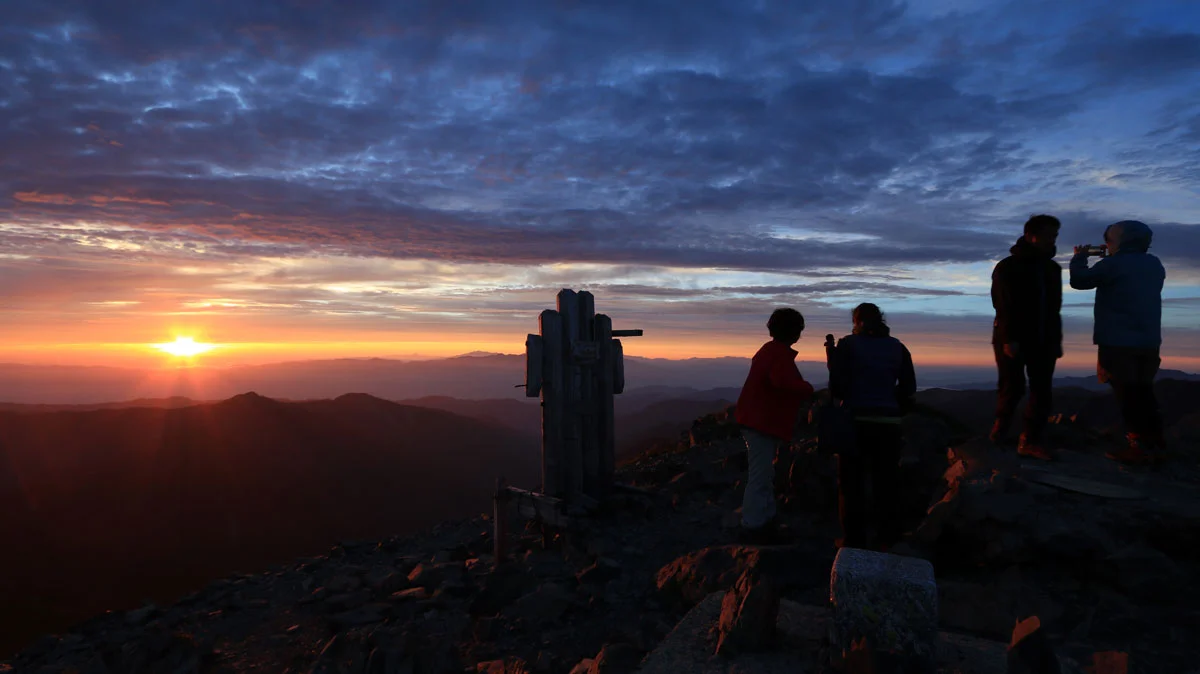 夕日を見る、赤石岳避難小屋の登山者