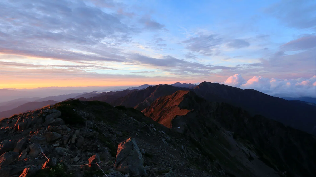 赤く染まる小赤石岳への稜線