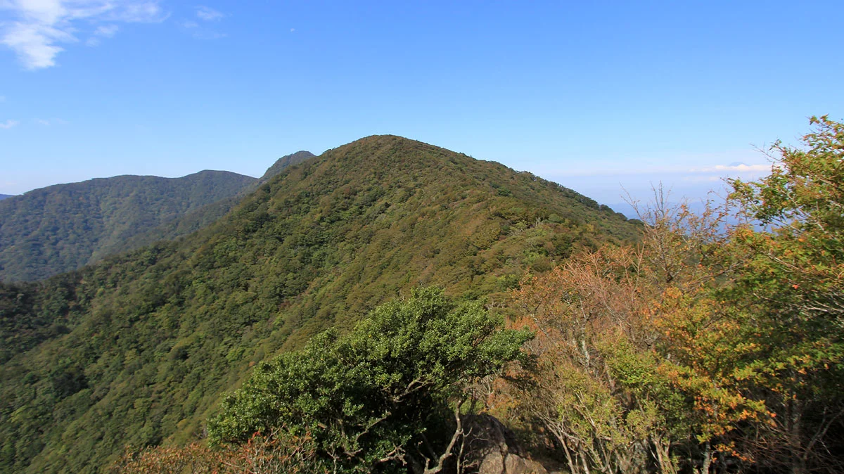 進行方向の万三郎岳方面