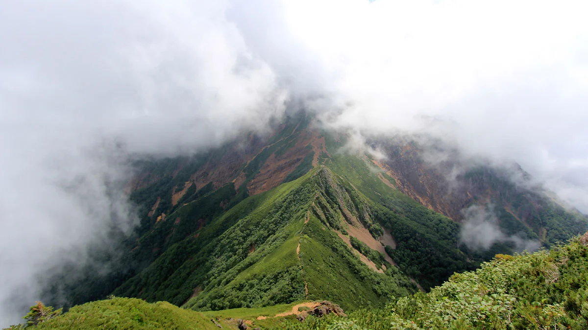 濃霧に覆われる赤岳