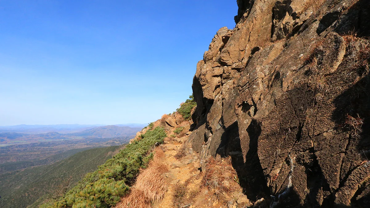 大岩の傍らの道