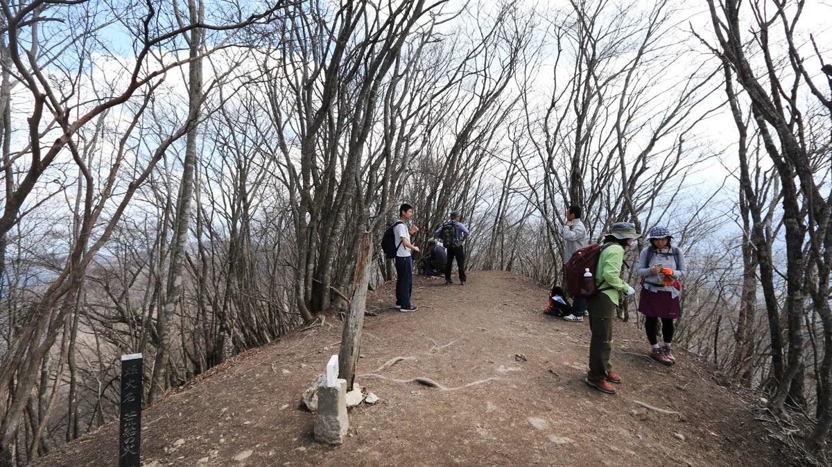 経塚山の山頂スペース