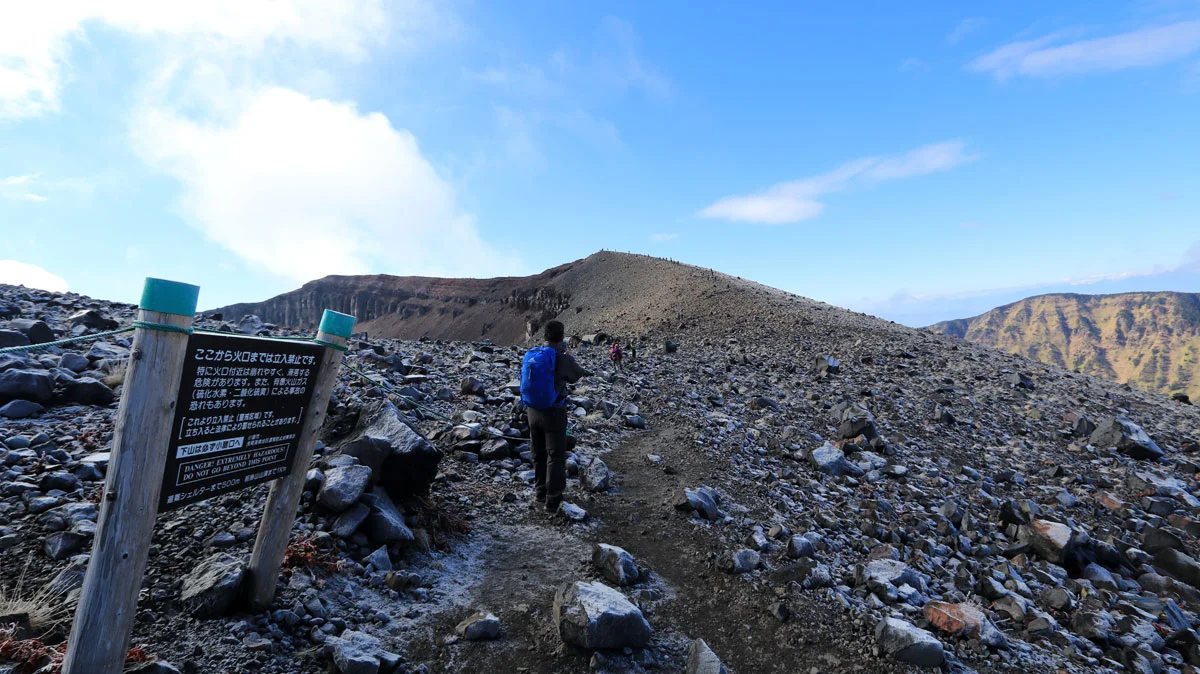 浅間山の噴火口（釜山）との分岐地点