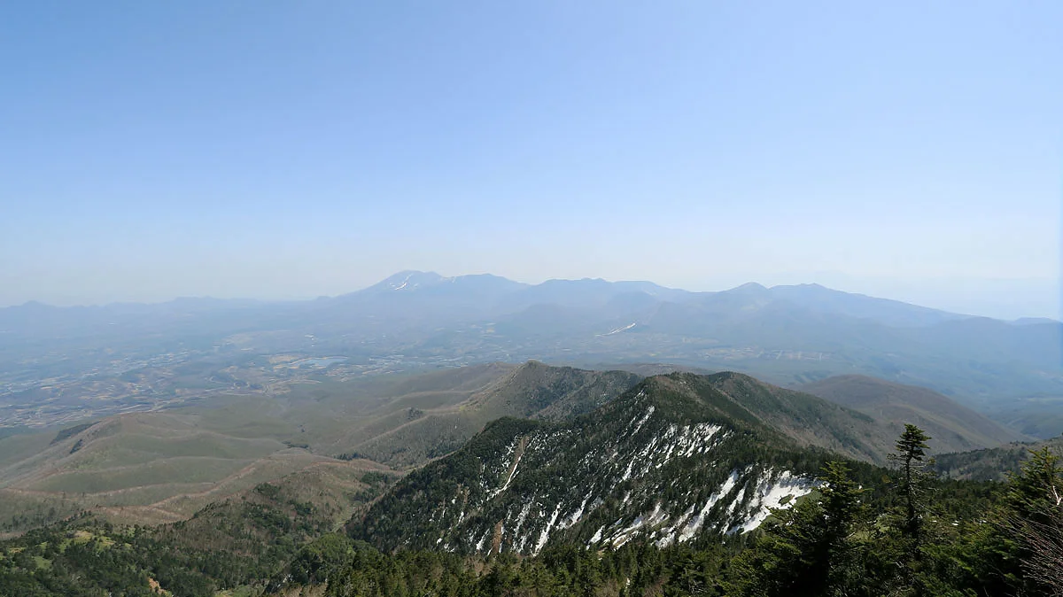 正面奥に浅間山