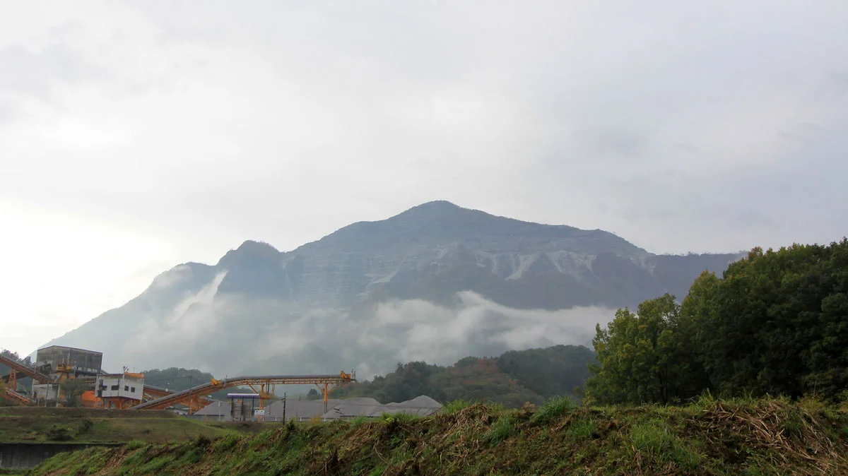 石灰岩の採取によりえぐられた武甲山の北側。