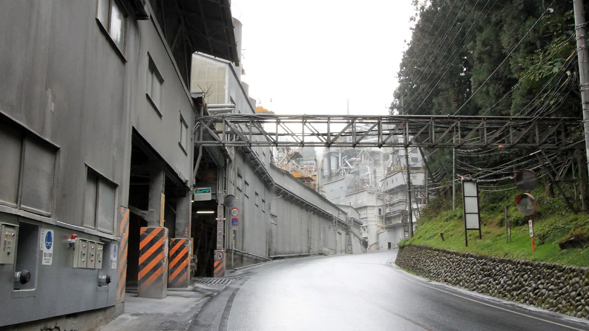 とてもハイキングコースとは思えない道。