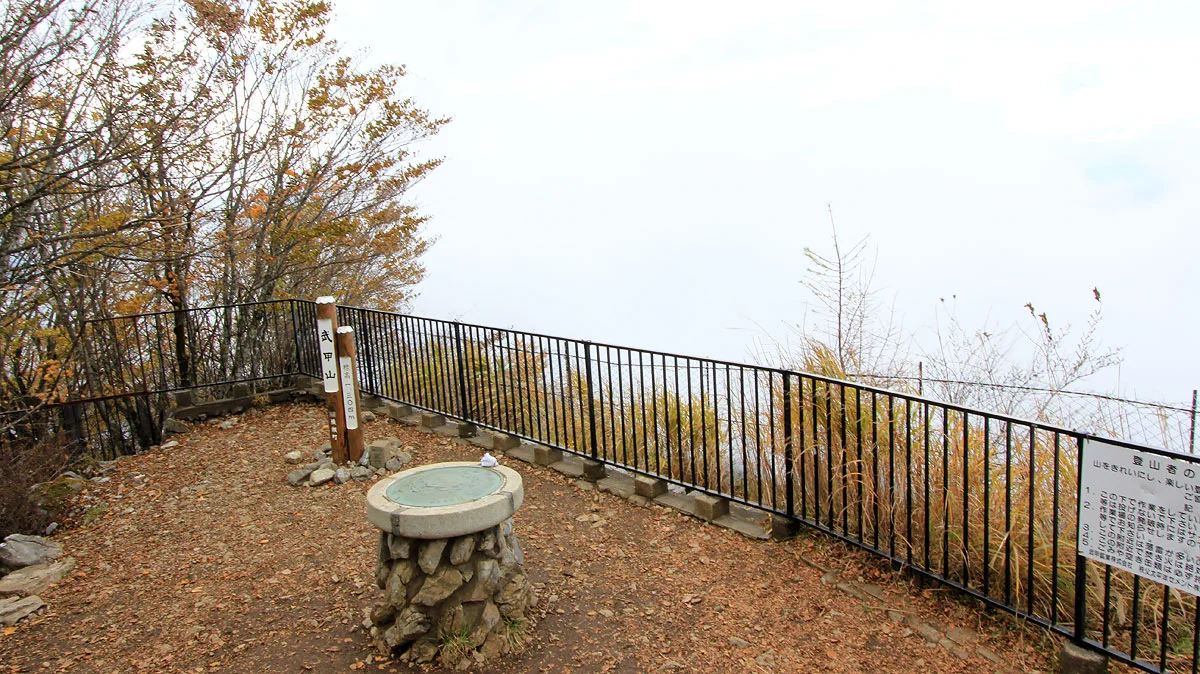 ガスに覆われた展望台