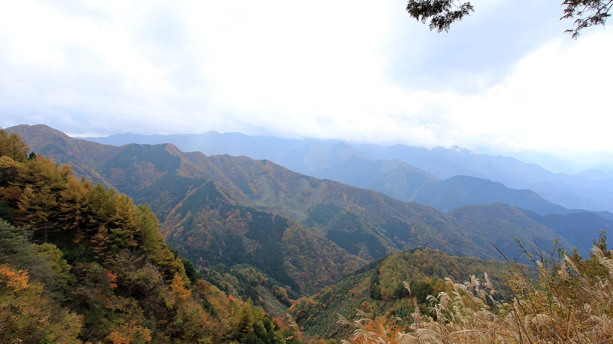左手に見えるのが子持山?