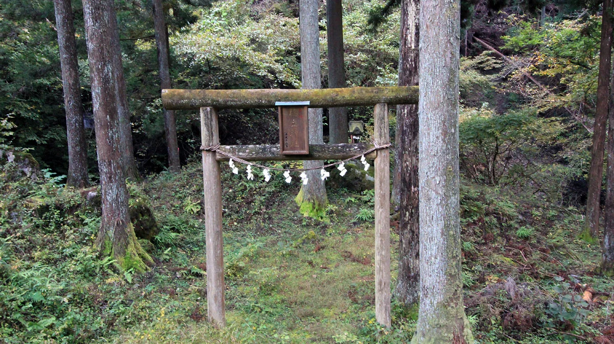 林道脇にあった鳥居