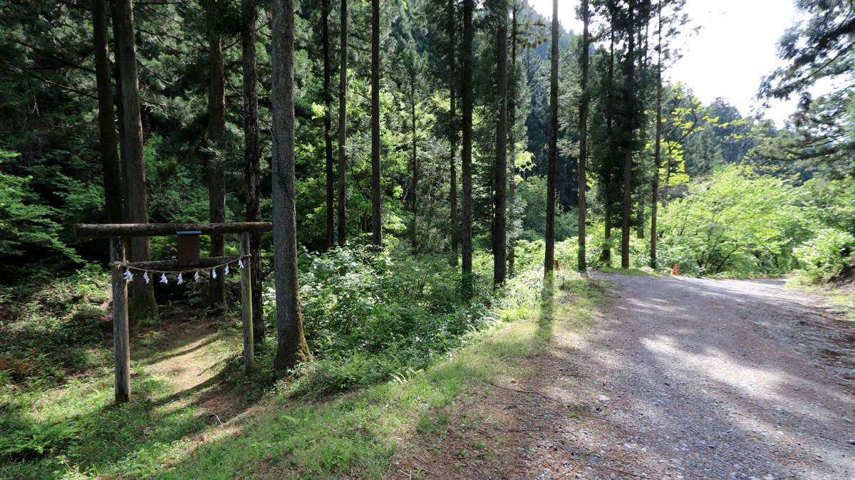 林道にひっそりとたたずむ社