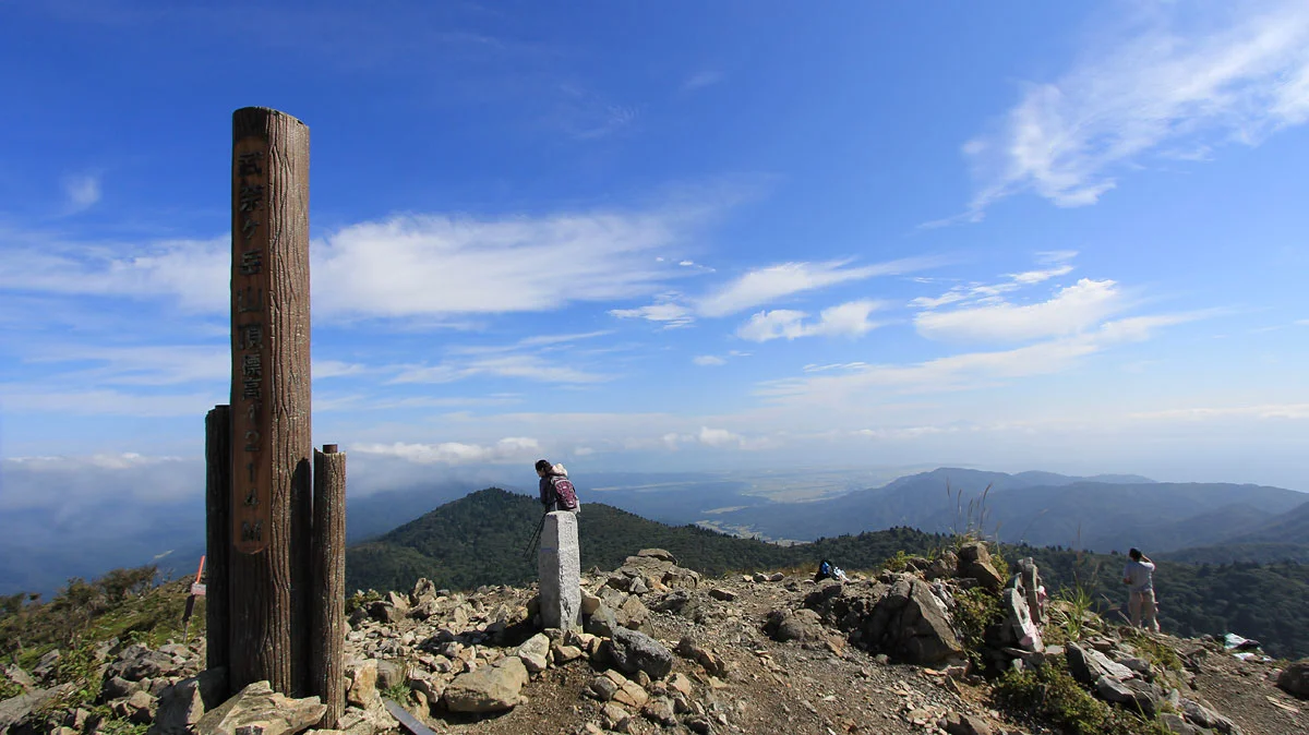 霧が晴れた武奈ヶ岳の山頂