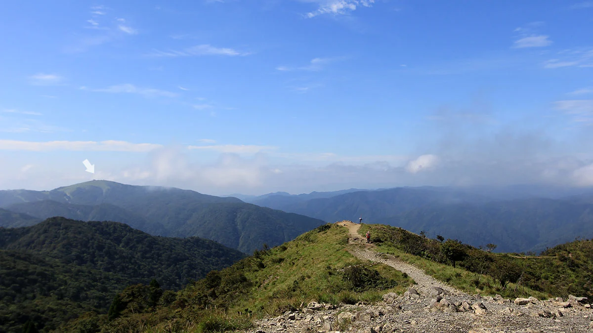 遠くに日本三百名山の蓬莱山