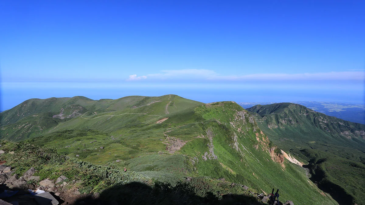これから下りで歩く道