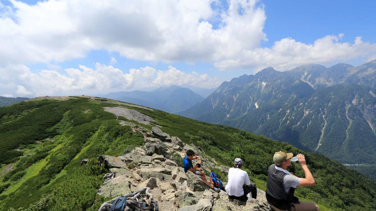 蝶ヶ岳の山頂に続く道