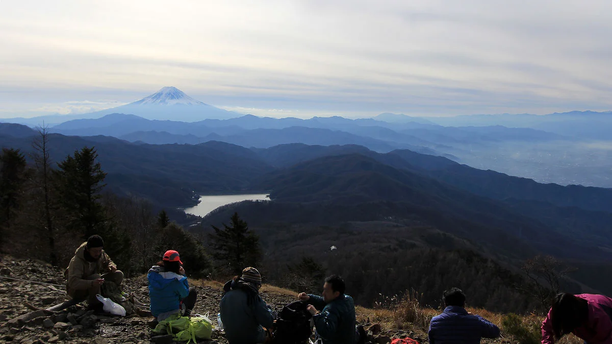 昼食を食べる登山者たち