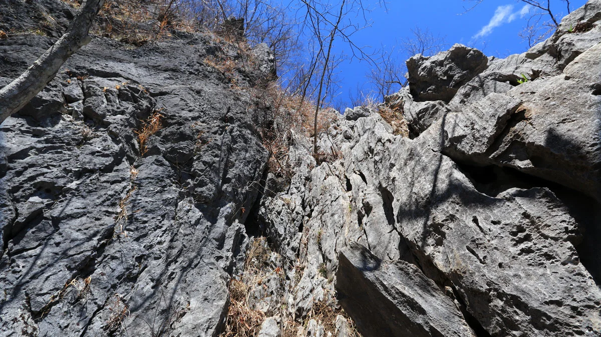 西岳上級者コースの岩壁