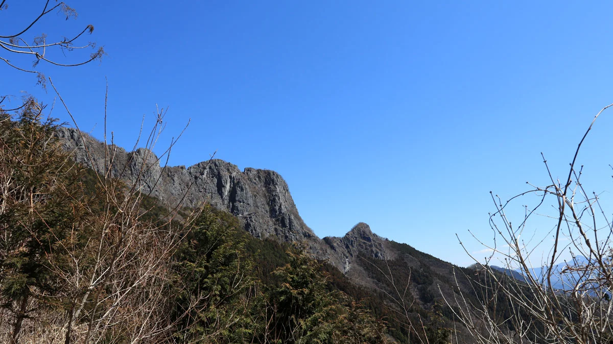二子山の東岳と西岳