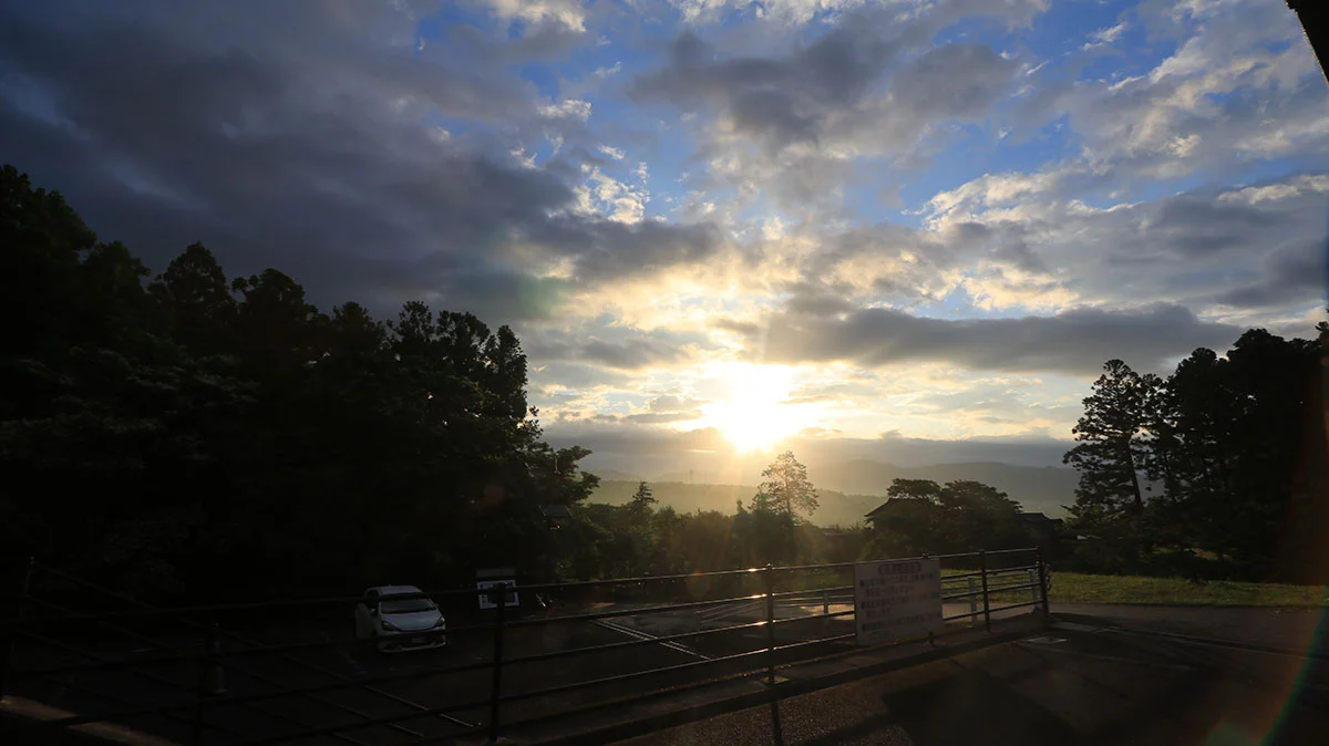 藤原岳登山口休憩所での夜明け