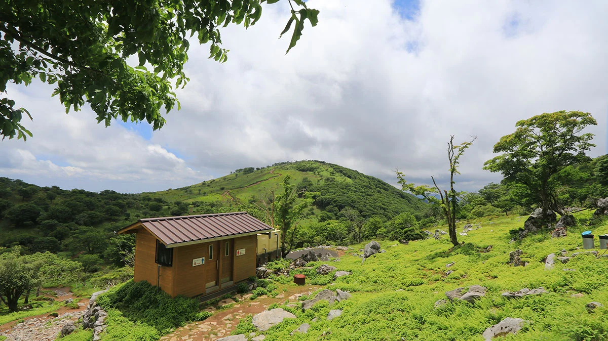 藤原山荘からみた藤原岳山頂