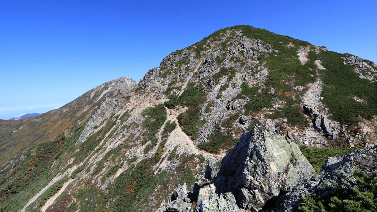 ピークが立ちはだかる五竜岳への登山道