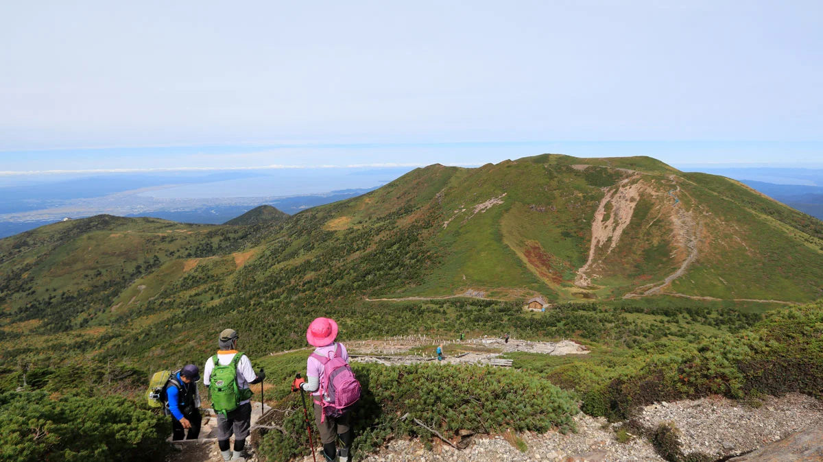 ロープウェイからのコースと、井戸岳の噴火口