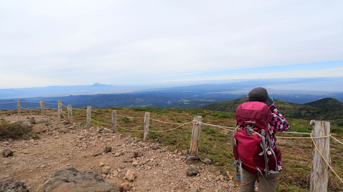 岩木山と登山者