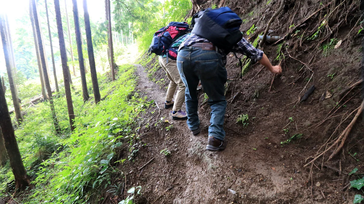 左側が崩落した登山道