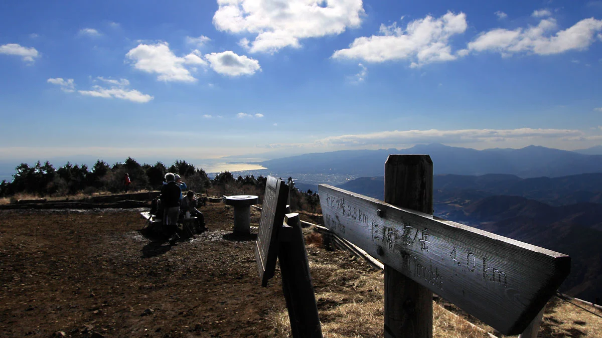 塔ノ岳まで4.0キロの道標