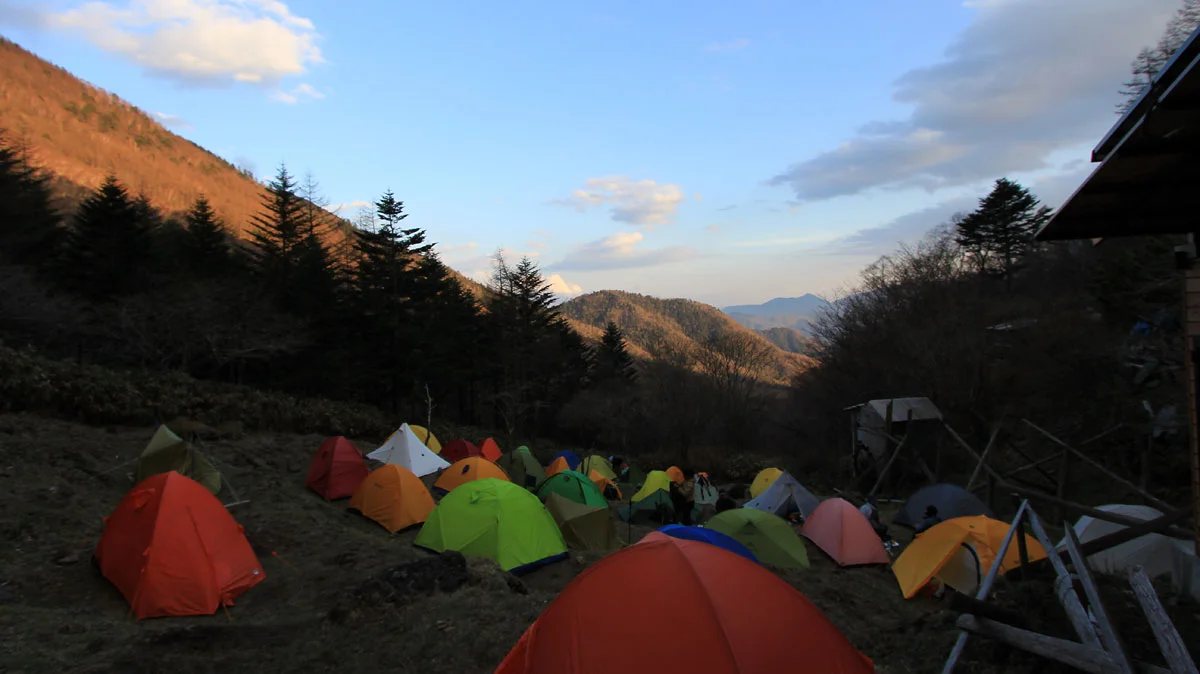 夕日に染まる将監小屋のテント場