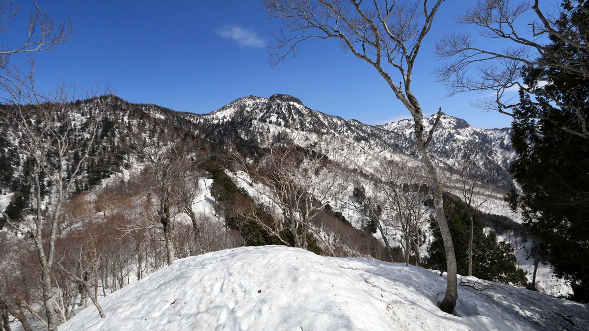 正面に武尊山(沖武尊)