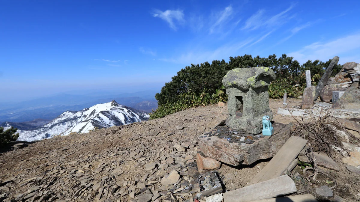 石の祠と剣ヶ峰山