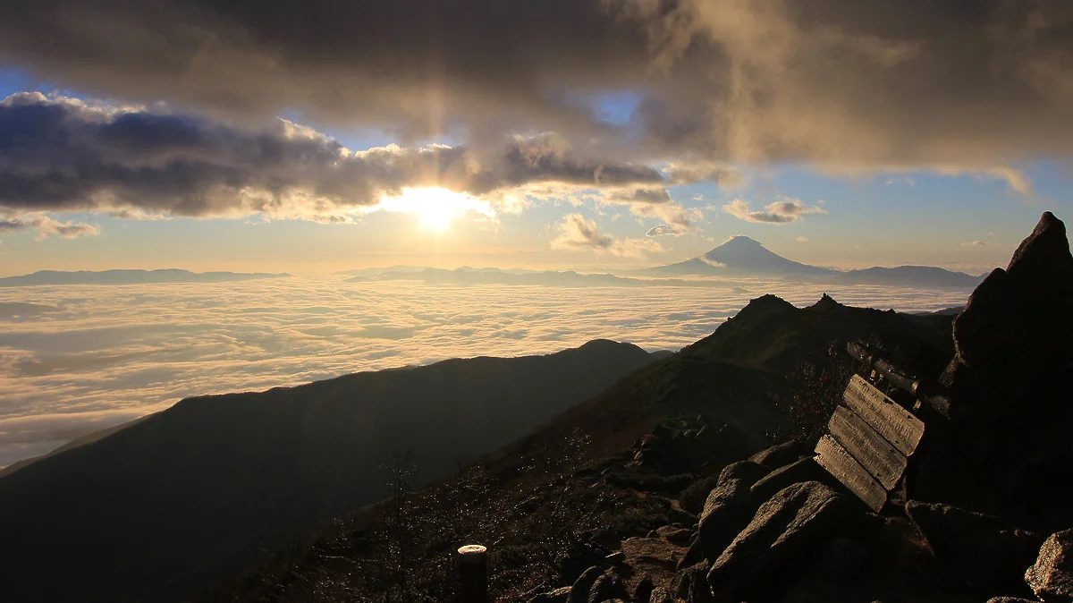 夜明けの観音岳山頂 