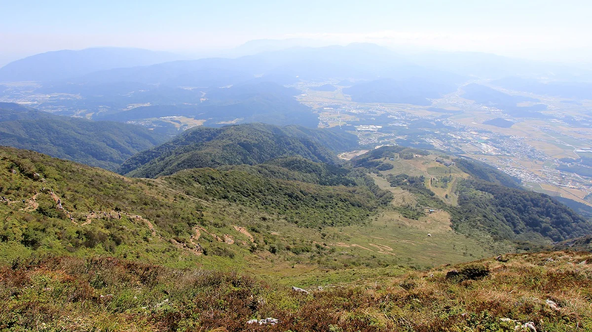 伊吹山山頂から見た5合目～9合目の登山道