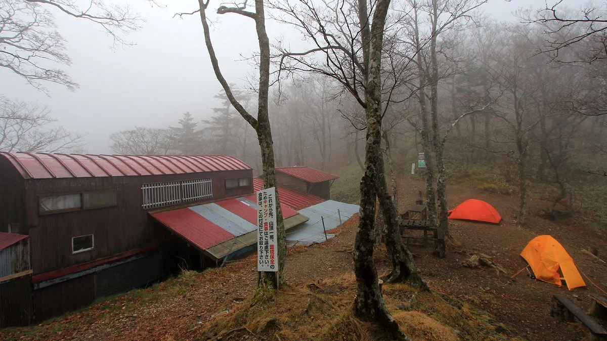 早朝の稲村ヶ岳山荘