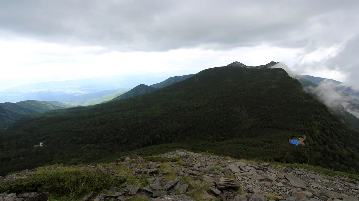 オーレン小屋（左）とヒュッテ夏沢（右）