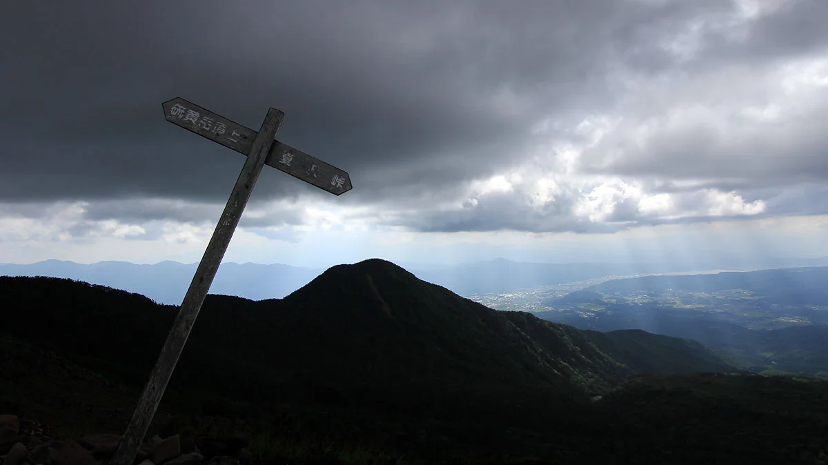 雲から指す陽の光