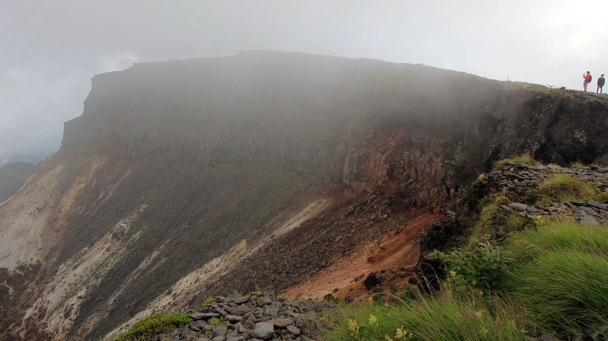 硫黄岳から見た爆裂火口跡