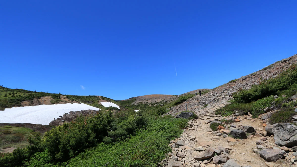 ガレ場の一切経山登山道