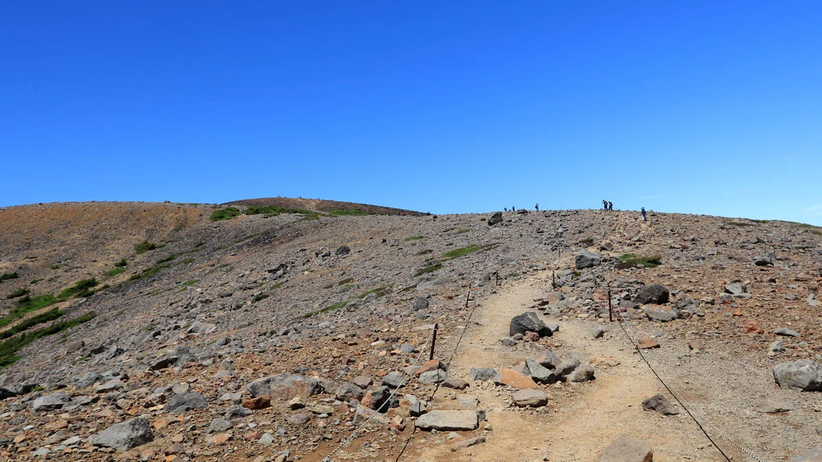 前方に一切経山の山頂