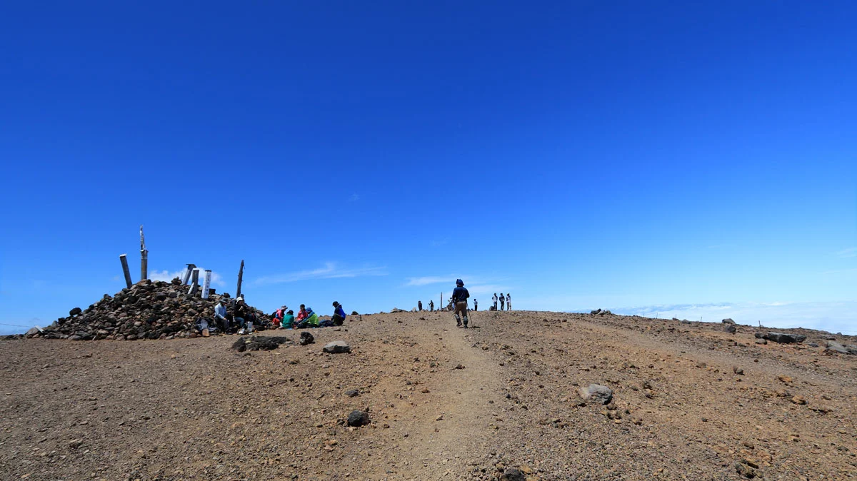 一切経山の山頂