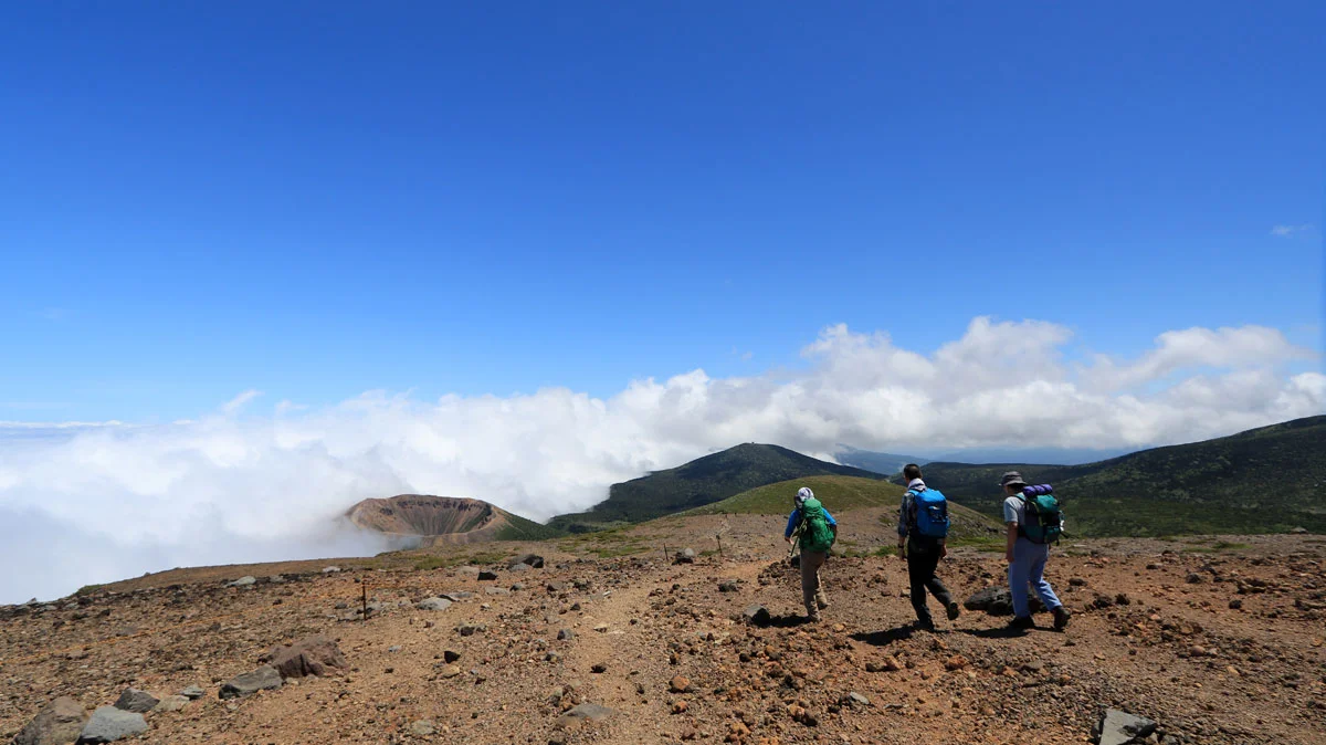 雲に覆われる吾妻小富士