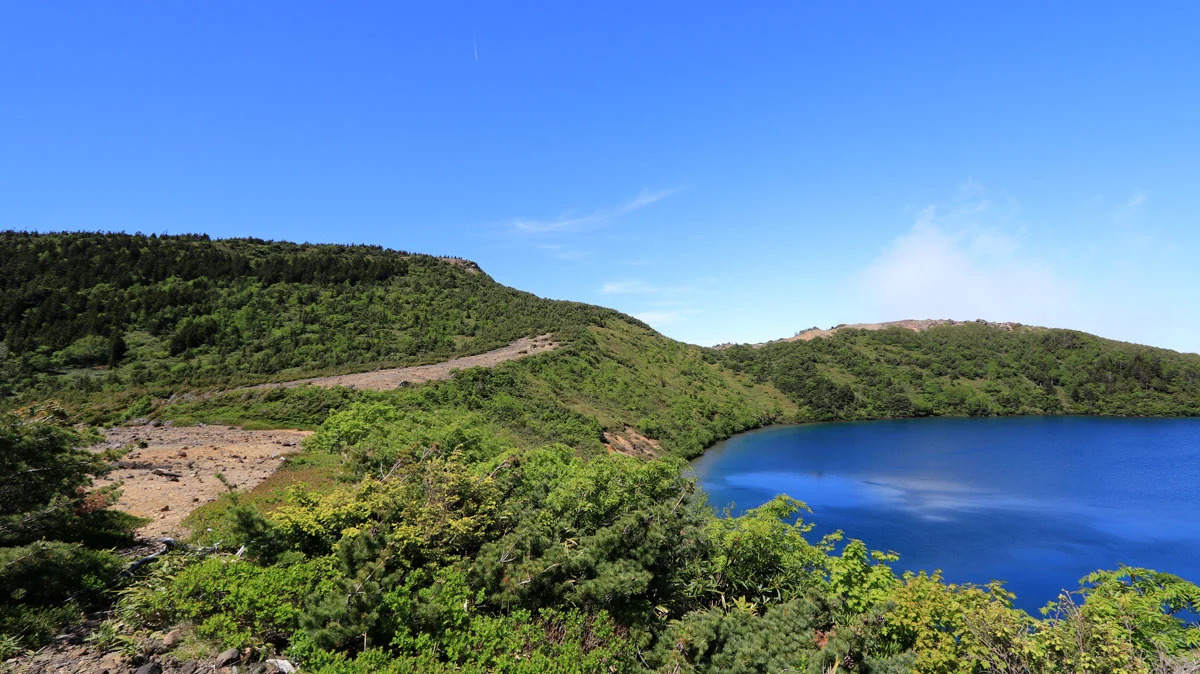 五色沼の左側に登山道